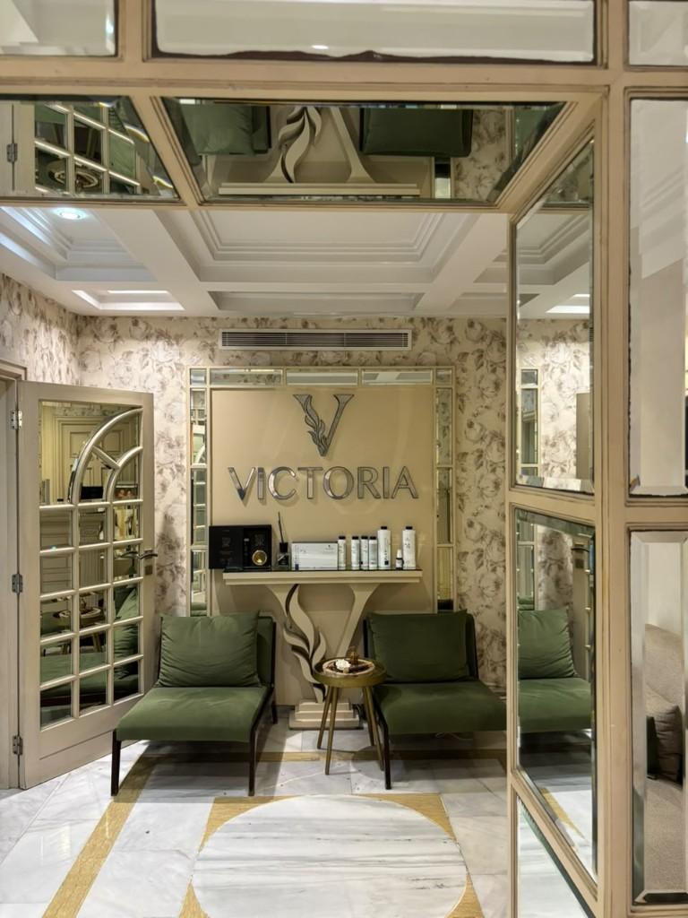 Salon d'accueil du Victoria Luxury Spa à Tanger, avec logo Victoria, fauteuils et décoration intérieure